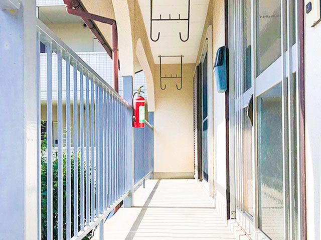 この発想はなかった!屋外廊下をバルコニーにしてみた。