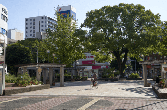 大橋駅西口広場(ハト公園)